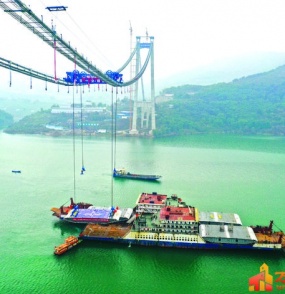 万州新田长江大桥 首片钢箱梁吊装成功 预计今年四月实现合龙